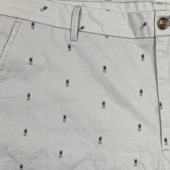 Izod Saltwater stretch shorts men 40 flat front
inseam 9 1/2” cream w/pineapples - Picture 2 of 8